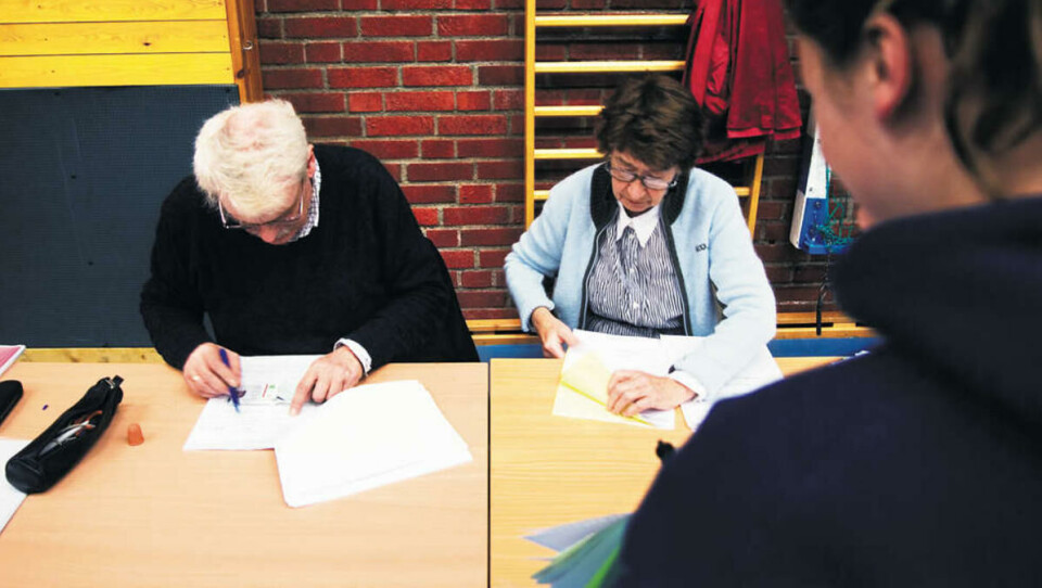 ORDNUNG MUSS SEIN: Overinspektør Bjarne Hammerstrøm og assistent Sissel Øygården registrerer studenter og deres eksamensoppgaver.