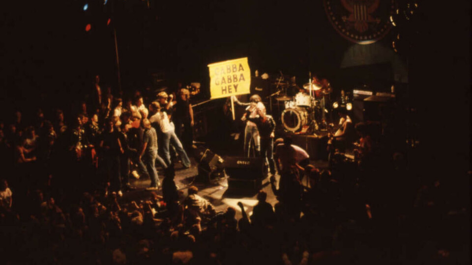 GABBA GABBA HEY: Her tørner vakter og punkere sammen under Ramones-konserten i 1980. Gitarist Johnny Ramone støttet president Ronald Reagan, og bandet ble til slutt tvunget til å forlate scenen under konserten i Storsalen. (FOTO: Helge Øverås)