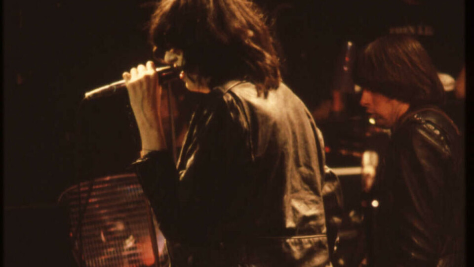 IKON: Fillete jeans og skinnjakke ble obligatorisk for punkere på 80-tallet, her presentert ved Joey Ramone. (FOTO: Helge Øverås)
