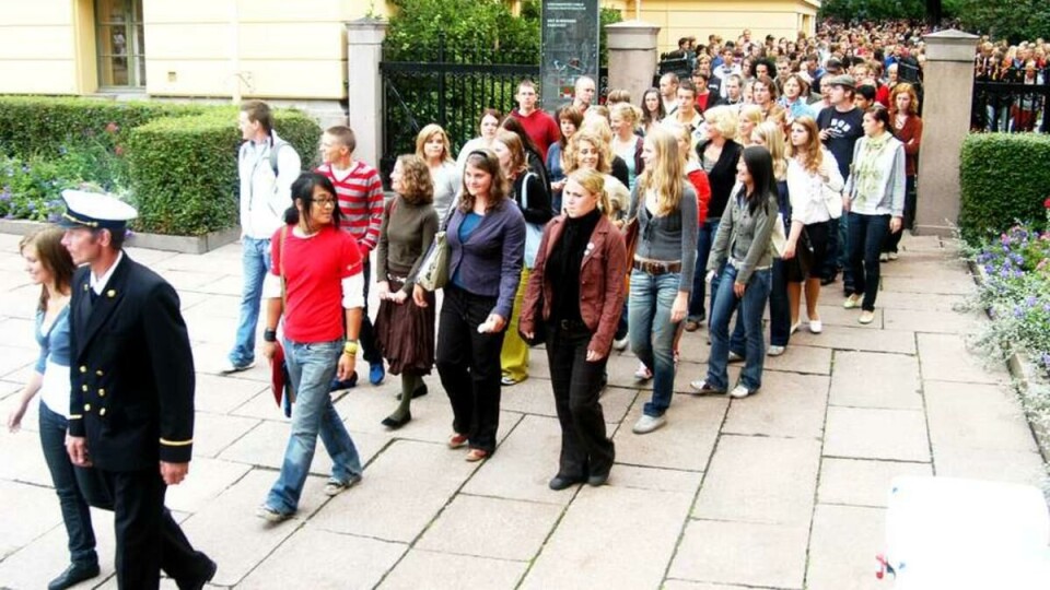 I PROSESJON: Å ta imot nye studenter er en høytidelig affære. Utviklingsstudentene er først ute, med fadderen i spissen.