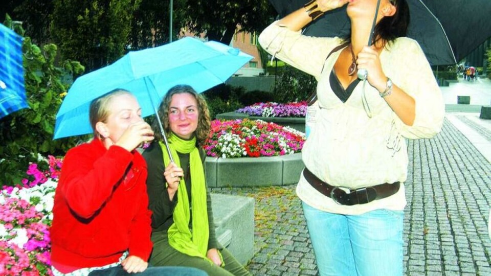 MOTIVASJON: Whiskey er en stor motivasjonskilde, spesielt under et slitsomt rebusløp. Sofie Kristoffersen, Maria D. Styve og Julie Ness sier ikke nei takk til en styrkedråpe eller to.