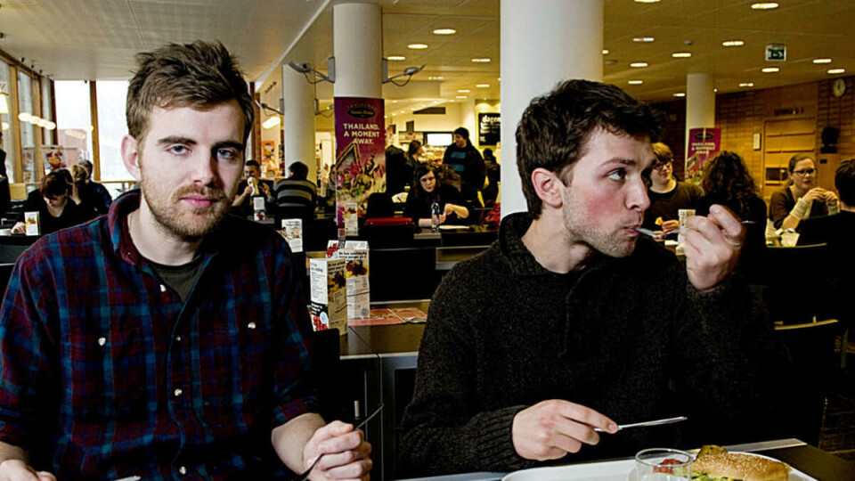 MISFORNØYDE MED KANTINEN: Leder og nestleder i studentutvalget Jo Fougner Skaansar (f.v.) og Nikolai Hatløy Matthews håper at SiO hever kvaliteten på Musikkhøgskolens kantine. -- Vi øver mye på skolen om kvelden og er her gjerne helt til klokken ti. Da er det viktig at vi har en kantine og et automatsystem som fungerer godt, sier Matthews.