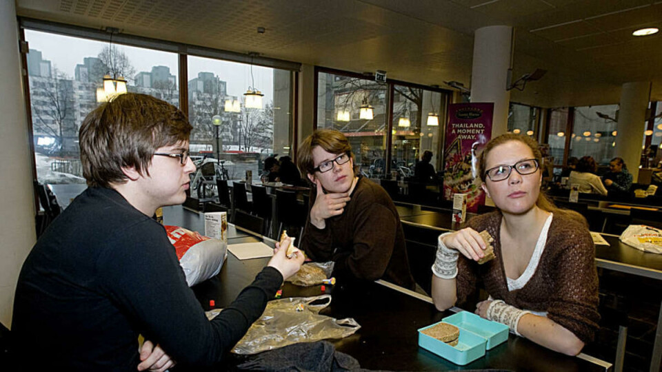 SPISER HELLER MEDBRAKT: Musikkstudentene Theodor Thornhill (f.v.), Tarjei Målsnes og Maria Eikefet spiser medbrakt niste i Musikkhøgskolens kantine. – Kantinematen er for dyr i forhold til kvaliteten, mener Thornhill.
