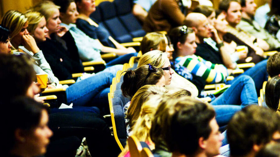 STORT OPPMØTE: Mange medisinstudenter hadde tatt turen til det store auditoriet på Rikshospitalet, for å høre hva Helsedirektoratet hadde å si.