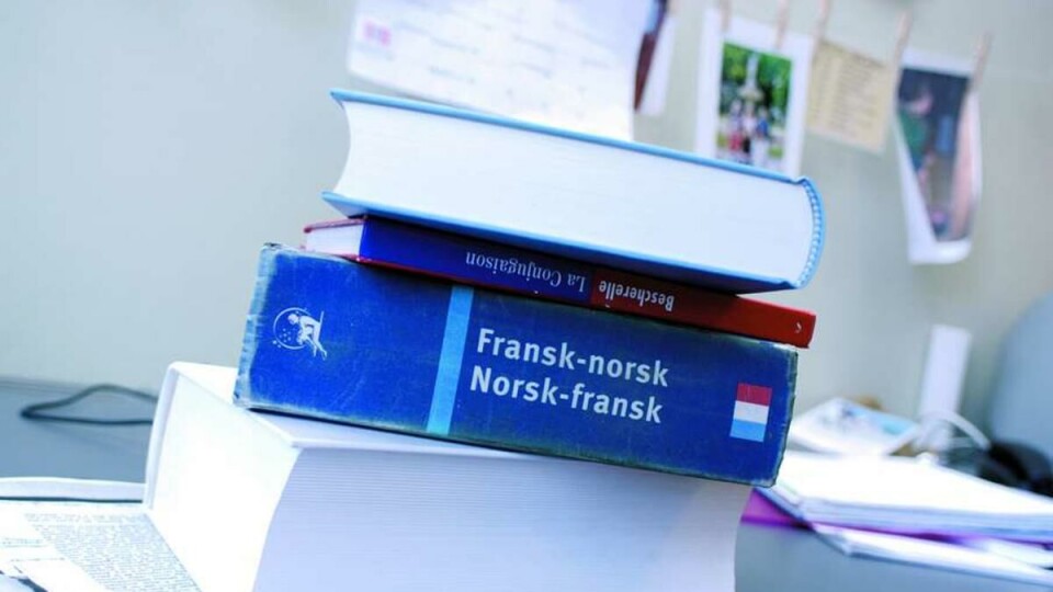ORD: Oppslagsverk stables på pulten.