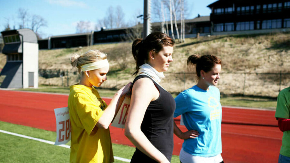 SOLIDARISK: De tre venninnene Marie Høye Strømmmen, Ann Kristin Gaustad og Camilla Tofting hjelper hverandre med nummerering før de skal ut og løpe.