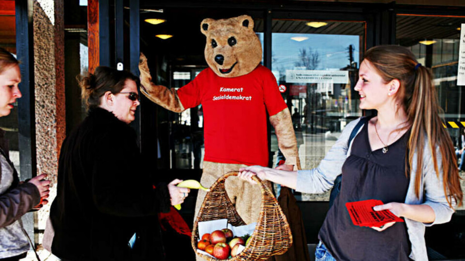 FRUKTBART VALG? Sosialdemokratenes Ingrid Aune (t.h.) og Ole André Gjerde (bamse) håper på å vinne velgere med gratis frukt.
