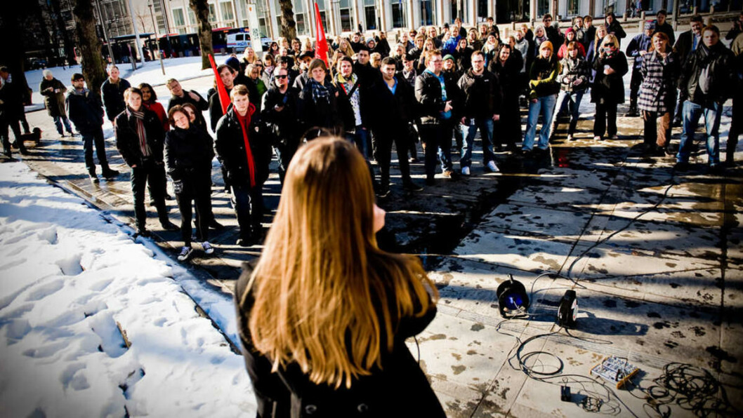 DÅRLIG OPPMØTE: Kun rundt 60 av de over 2000 studentene som var påmeldt på Facebook møtte opp på demonstrasjonen for elleve måneders studiestøtte i forrige uke. I forgrunnen står Mali Steiro Tronsmoen, leder i Sosialistisk Ungdom, som holdt appell under demonstrasjonen. DÅRLIG OPPMØTE: Kun rundt 60 av de over 2000 studentene som var påmeldt på Facebook møtte opp på demonstrasjonen for elleve måneders studiestøtte i forrige uke. I forgrunnen står Mali Steiro Tronsmoen, leder i Sosialistisk Ungdom, som holdt appell under demonstrasjonen.