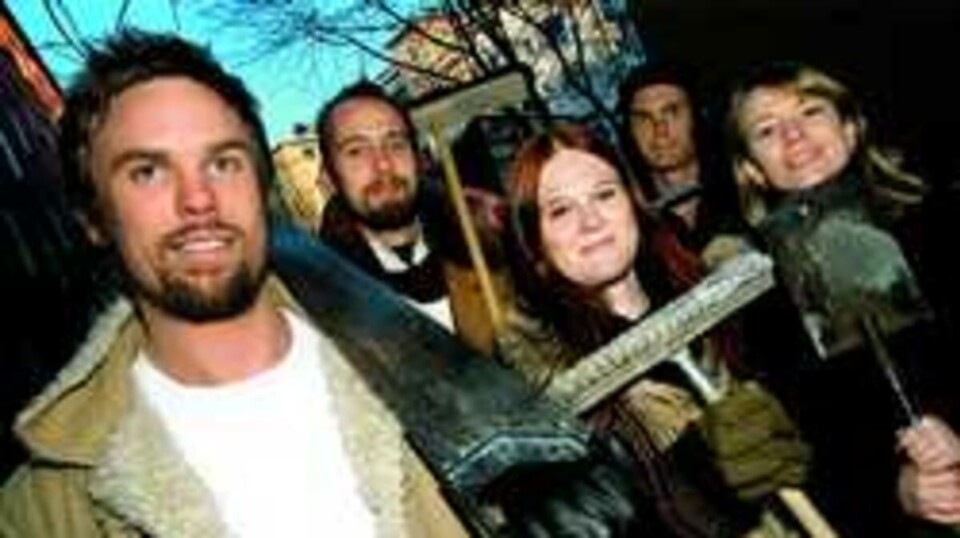 BLÅDRESSER: Christian Platou (28), Kjetil Bjørke (25), Marie Fosse (26), Nils Peder Sand (26) og Alina Svenning (25) i Dugnad 2004 er klare til dyst.