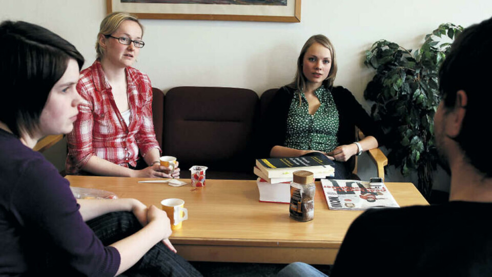 FRUSTRERTE: Tyskstudentene (f.v.) Marianne Konstali, Hanne Marit Grønning og Mari-Anne Johansen tror språkfaget er inne i en ond sirkel. -- Det lille fagtilbudet fører til økt frafall, sier Konstali.