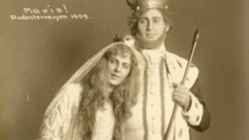 EVENTYR: Kongen og den gifteklare prinsessen i Soria Moria slott, fra revyen Maxis i 1909. (Foto: Eivind Enger/Universitetshistorisk fotobase)