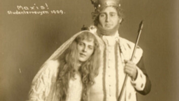 EVENTYR: Kongen og den gifteklare prinsessen i Soria Moria slott, fra revyen Maxis i 1909. (Foto: Eivind Enger/Universitetshistorisk fotobase) EVENTYR: Kongen og den gifteklare prinsessen i Soria Moria slott, fra revyen Maxis i 1909. (Foto: Eivind Enger/Universitetshistorisk fotobase)