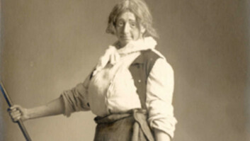 HYBELVERTINNE: Sven Rasks som hybelvertinne i revyen Maxis i 1909. (Foto: Eivind Enger/Universitetshistorisk fotobase) HYBELVERTINNE: Sven Rasks som hybelvertinne i revyen Maxis i 1909. (Foto: Eivind Enger/Universitetshistorisk fotobase)