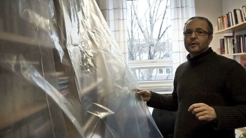 – DEKK MED PLAST OG VENT TIL SNØEN SMELTER: Det var beskjeden Erling Gulbrandsen fikk fra teknisk avdeling. Når Universitas var på stedet oppdaget han stadig bøker og dokumenter som var blitt ødelagt i lekkasjen.