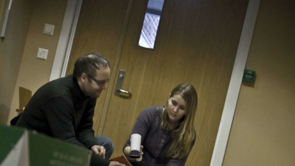 FÅR HJELP AV STIPENDIATER: Ingvild Amundsen måtte fredag bruke flere timer på å redde dokumenter fra forråtnelse. Her med professor Erling Gulbrandsen.
