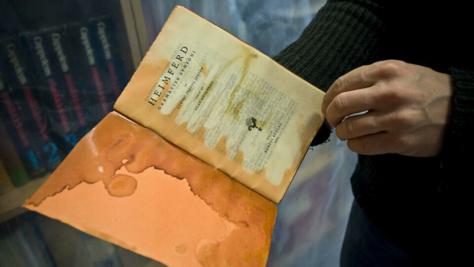 BARE ETT EKSEMPLAR: Professor i musikkvitenskap Erling Guldbransen holder fortvilet frem et originalmanuskript fra 1930, et av flere dokumenter som ble totalskadd etter fredagens vannlekkasje.