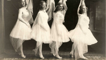DANSENDE ALFER: Menn i kvinnerollene på begynnelsen av 1909. – I revyens handling gjorde de et hopp til fremtiden, 1935, der til og med kvinner kunne være professorer, sier Peter Lunga. (Foto: Eivind Enger/Universitetshistorisk fotobase) DANSENDE ALFER: Menn i kvinnerollene på begynnelsen av 1909. – I revyens handling gjorde de et hopp til fremtiden, 1935, der til og med kvinner kunne være professorer, sier Peter Lunga. (Foto: Eivind Enger/Universitetshistorisk fotobase)