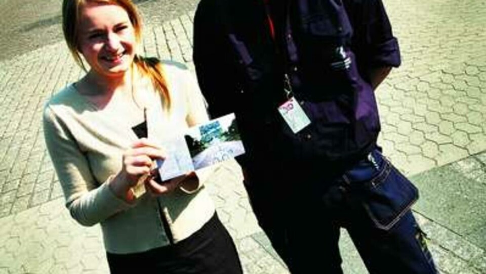 FLINK: Guro Hauge kaster søpla der den skal kastes, og belønnes av Tørres Torsrud i Teknisk avdeling.