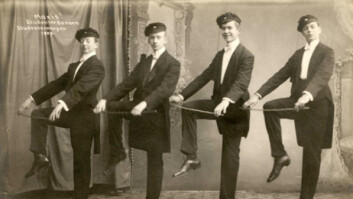 GJØR SOM DU FÅR BESKJED OM: Maxis! er en gammel tysk dressurkommando og betyr «gjør som du får beskjed om». Fra venstre: Ragnar Hanneborg, Ragnar Ullmann, Tor Knudsen og Gunnar Hagen. (Foto: Eivind Enger/Universitetshistorisk fotobase) GJØR SOM DU FÅR BESKJED OM: Maxis! er en gammel tysk dressurkommando og betyr «gjør som du får beskjed om». Fra venstre: Ragnar Hanneborg, Ragnar Ullmann, Tor Knudsen og Gunnar Hagen. (Foto: Eivind Enger/Universitetshistorisk fotobase)