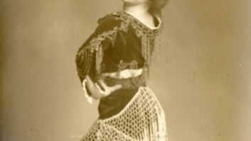 FANTASIENS GUDINNE: En førførerisk wienervals fra revyen Maxis i 1909.(Foto: Eivind Enger/Universitetshistorisk fotobase) FANTASIENS GUDINNE: En førførerisk wienervals fra revyen Maxis i 1909.(Foto: Eivind Enger/Universitetshistorisk fotobase)