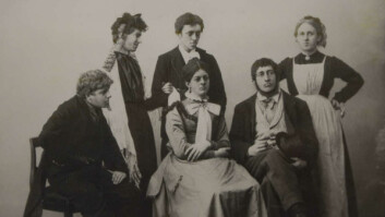 MENN I DAMEROLLENE: Det var flest menn som sto på scenen i studentteateret på begynnelsen av 1900-tallet. (Foto: Teater Neuf)