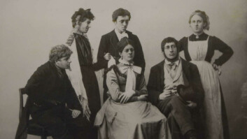 MENN I DAMEROLLENE: Det var flest menn som sto på scenen i studentteateret på begynnelsen av 1900-tallet. (Foto: Teater Neuf) MENN I DAMEROLLENE: Det var flest menn som sto på scenen i studentteateret på begynnelsen av 1900-tallet. (Foto: Teater Neuf)