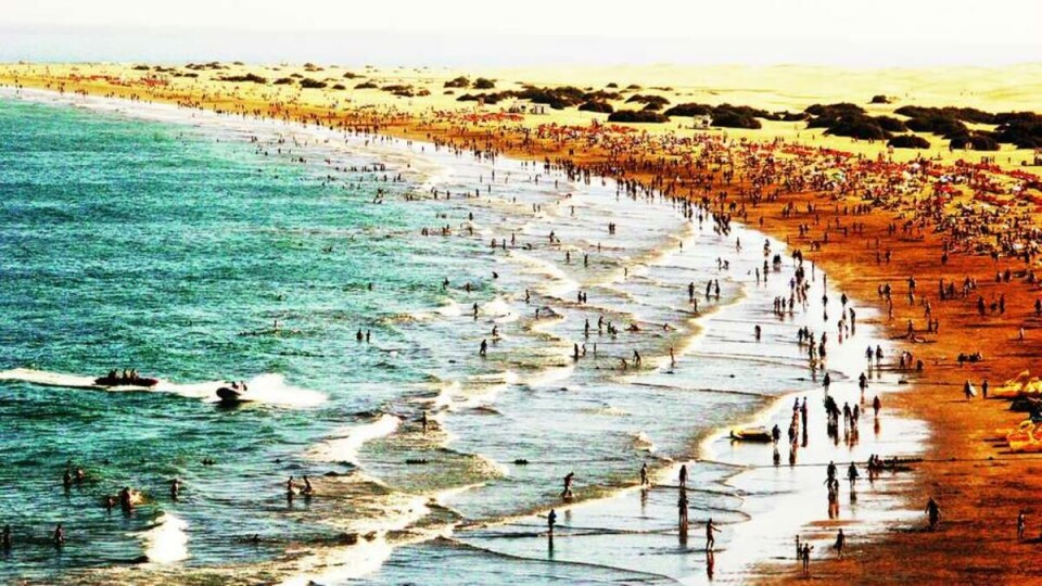 GODE ARGUMENTER: Lange og deilige strender er en av mange grunner til å dra til Gran Canaria. Inventaret på stranden er heller ingen ulempe.
