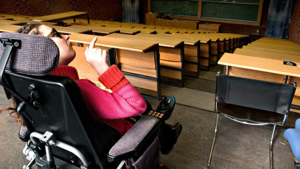 LANG VEI FRAM: For synshemmede rullestolbrukere som Mia Jacobsen blir det vanskelig når handikapplassene er plassert helt bakerst i store auditorier.