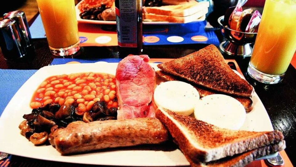 ENGLISH BREAKFAST: Et fullverdig engelsk frokost. Selv om pølsa både smakte og så rar ut.