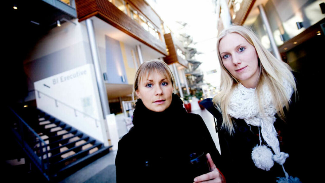 FRUSTERTE BI-STUDENTER: Fagansvarlig ved kultur og ledelse, Anja Wahl Eide (fra venstre), og student Tine Rakstad, forventer korrekte eksamensoppgaver fra Handelshøgskolen BI i fremtiden.