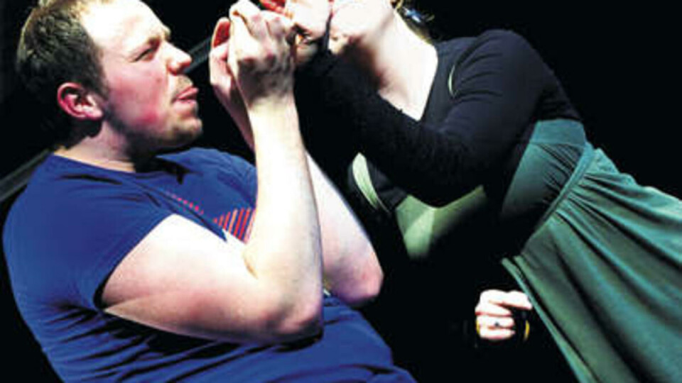 SEIERHERRENE: Simen Hovd og Helene Abrahamsen var to av vinnerne i bykampen i teatersport på Teater Neuf sist helg.