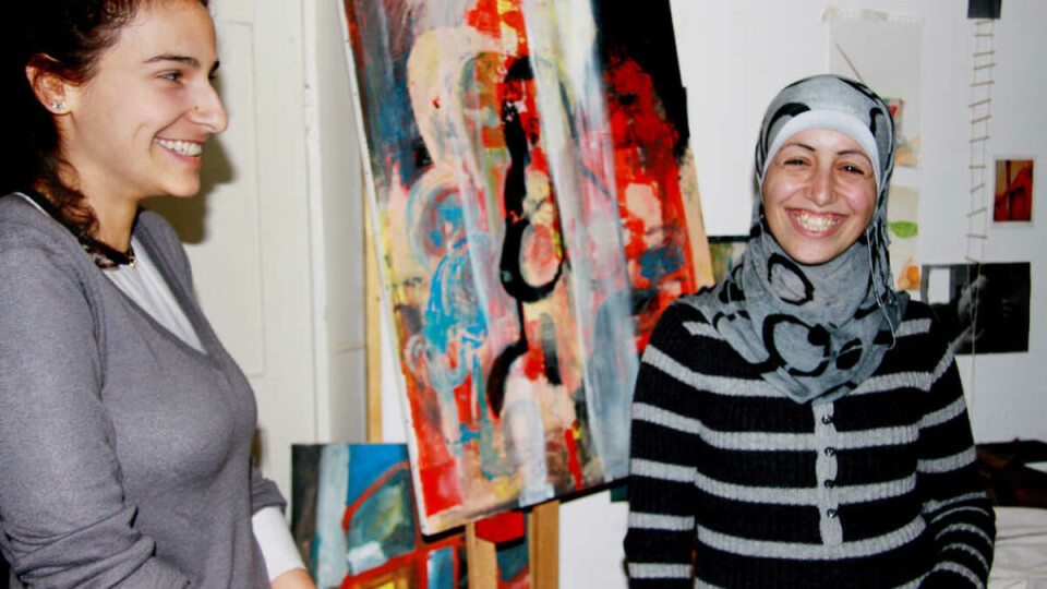 TRANGT: Studentene Rosi Greenberg og SaharAl-Khateep trives godt med de intime arbeidsforholdene på IAAP. Byggets historie går tilbake til den britiske okkupasjonen, før Palestinas første moderne kunstgalleri åpnet her på 60-tallet.