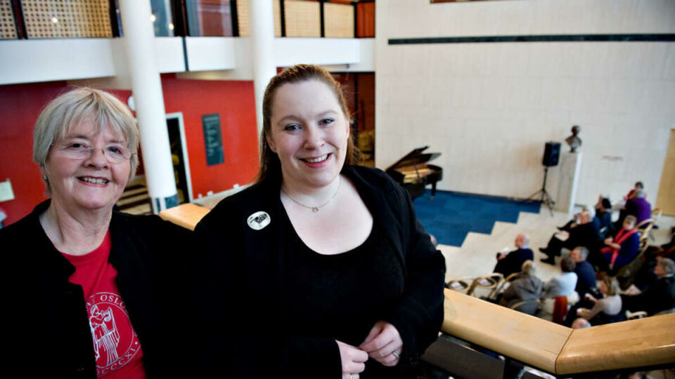 KUN FOR DE ELDRE?: Lunsj med kultur er mest populært blant de eldre. Universitetets nye kulturkonsulent, Gjøril Songvoll (t.v.), vil gjøre arrangementet mer populært blant studentene. Her er hun i samtale med tidligere ansvarlig for Lunsj med kultur, Grete Starheim.
