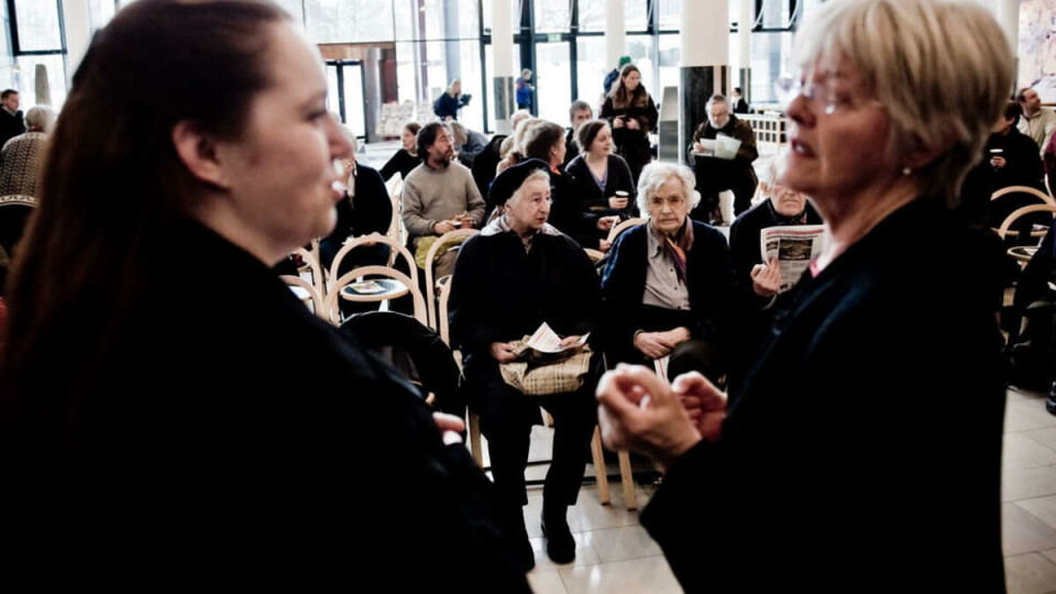 KUN FOR DE ELDRE?: Lunsj med kultur er mest populært blant de eldre. Universitetets nye kulturkonsulent, Gjøril Songvoll (t.v.), vil gjøre arrangementet mer populært blant studentene. Her er hun i samtale med tidligere ansvarlig for Lunsj med kultur, Grete Starheim.