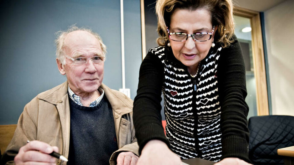 PENSJONIST OG STUDENT: Knut Wang får hjelp av seminarlærer Francesca de Angelis.
