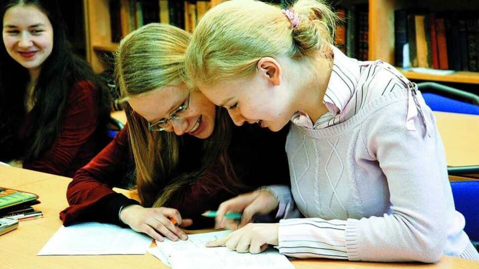 STUDENTER: Andreårs norskstudenter Dinara (f. v.), Maimu og Katja leser Ingvar Ambjørnsens «Den store nasjonalsykdommen» på tur.