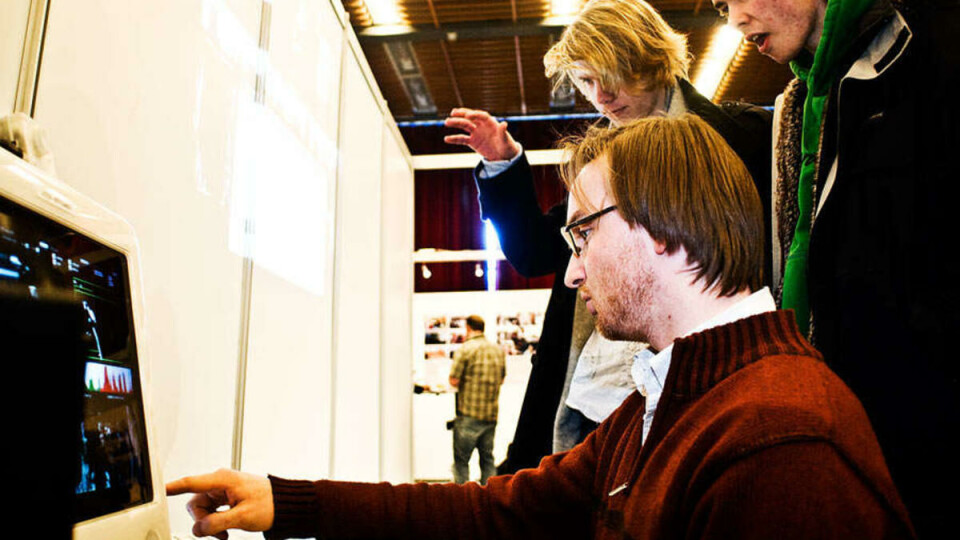 FINGERMAGI: Alexander Jensenius viser to studentspirer hvordan håndbevegelsene deres måles og registreres inn i simuleringsprogrammet.