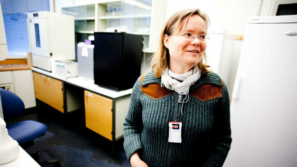 GAMMELT UTSTYR: – Det er en del ting som begynner å bli utdatert her, sier Trude Haug, forsker ved Institutt for molekylær biovitenskap ved Universitetet i Oslo.