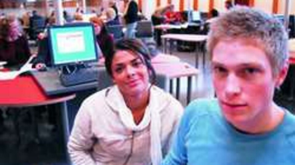 BEKYMRET FOR EKSAMENSTIDEN: – Hvor skal vi dra hvis læringssentrene stenger, spør studentene Nasrin Khusrawi (venstre) og Peter Schwarz.