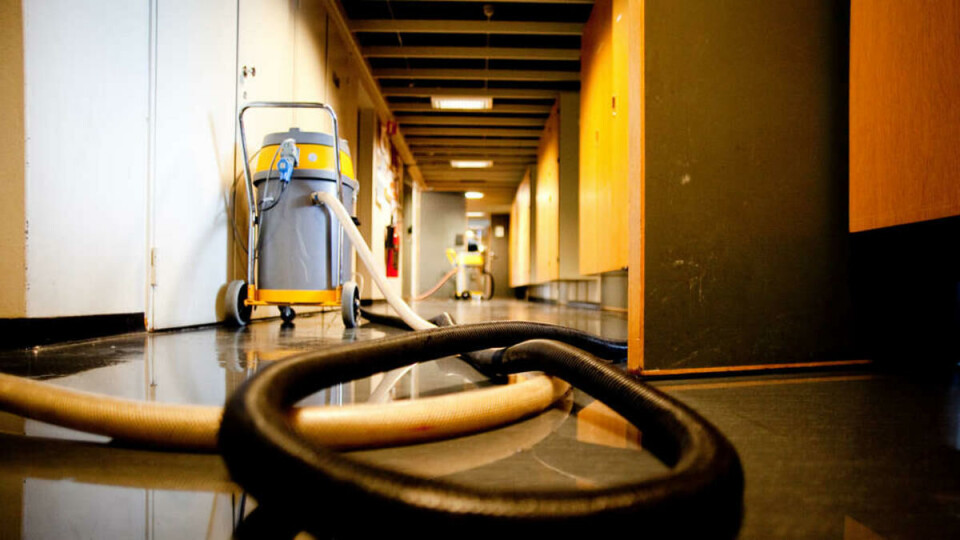 KRISTESTEMNING: Teknisk avdeling jobbet hele tirsdag formiddag med å suge opp alt vannet som flommet rundt i gangene.