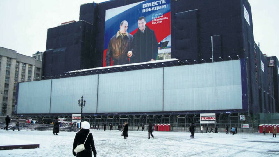 MEDVEDEV VANT: Ingen ble overrasket da Putin-favoritten Vladimir Medvedev ble valgt til Russlands neste president forrige helg. Dette bildet er tatt
i Moskva, og viser det russiske minnesmerket over 2. verdenskrig. Plakaten på veggen viser Vladimir Putin (t.v.) sammen med Medvedev, og i høyre hjørne står det skrevet: «Sammen vinner vi! 2. mars er det valg.» (FOTO: LINE MEHLUM)
