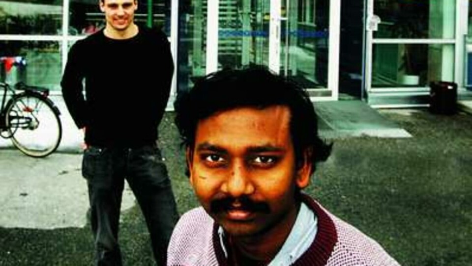 FYSIKK: Lasse Vines fra Norge og Jeyanthinath Mayandi fra India jobber som stipendiater i gruppen for fysikalsk elektronikk på Fysisk institutt. Av 11 stipendiater i gruppen er halvparten utenlandske.