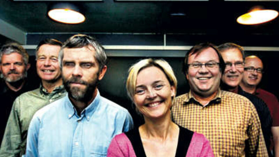 SJELDEN REALIST: Førsteamanuensis ved Matematisk institutt, Ingrid K. Glad, er en av fire vitenskapelig ansatte kvinner ved instituttet. Her er hun flankert av (f.v.) Inge Helland, Bent Natvig, Jørund Gåsemyr, Sven Ove Samuelsen, Ørnulf Borgan og Nils F. Haavardsson.