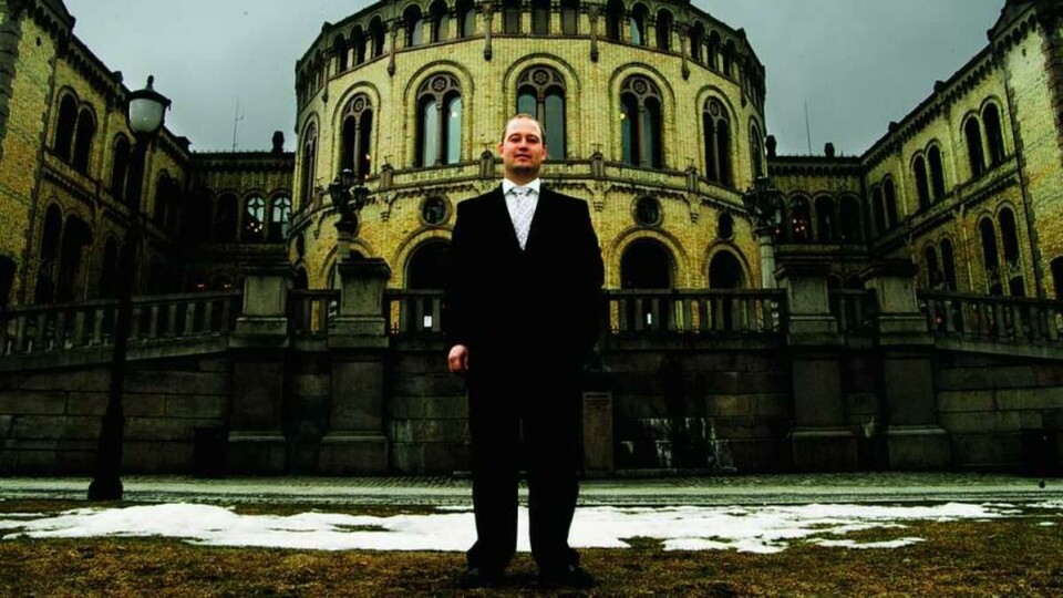 -- VÅRE VERDIER: 70,7 prosent av FrP-velgerne er mot imamutdanning, men FrP sentralt er for. -- Her vil de tilpasses vårt verdisyn, mener FrPs utdanningspolitiske talsmann, Anders Anundsen. -- VÅRE VERDIER: 70,7 prosent av FrP-velgerne er mot imamutdanning, men FrP sentralt er for. -- Her vil de tilpasses vårt verdisyn, mener FrPs utdanningspolitiske talsmann, Anders Anundsen.
