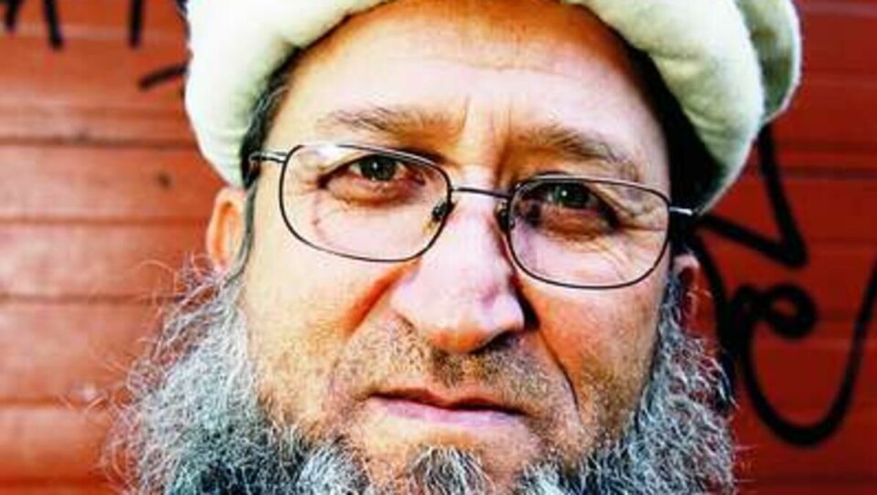 POSITIV: Imam Mehboob ur-Rehman ved Islamic Cultural Centre Norway er for at norske universiteter skal utdanne imamer. -- Men det forutsetter gode forelesere som kjenner islam og kan snakke godt norsk, sier han, og legger til at han er usikker på hvor enkelt det er å oppdrive slike. Selv har han, ifølge seg selv, ikke gode nok norskkunnskaper. POSITIV: Imam Mehboob ur-Rehman ved Islamic Cultural Centre Norway er for at norske universiteter skal utdanne imamer. -- Men det forutsetter gode forelesere som kjenner islam og kan snakke godt norsk, sier han, og legger til at han er usikker på hvor enkelt det er å oppdrive slike. Selv har han, ifølge seg selv, ikke gode nok norskkunnskaper.