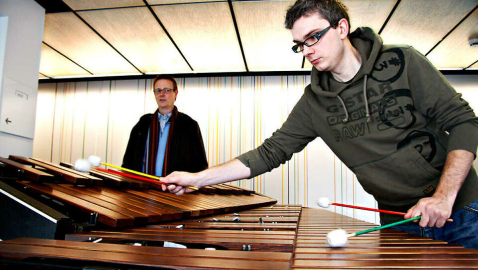 FLINK: Kjell Tore Innervik har jobbet i mange år. I bakgrunnen ser vi Peter Tornquist, som sammen med Innervik har skrevet musikk til det nye instrumentet.