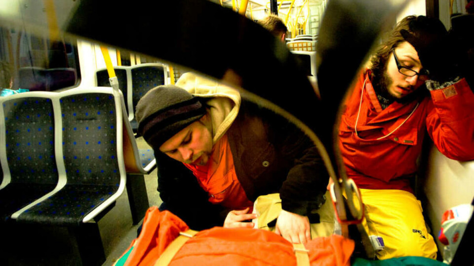 SLAPT: Sårene slikkes på banen hjem etter 21 timer i snøen.
