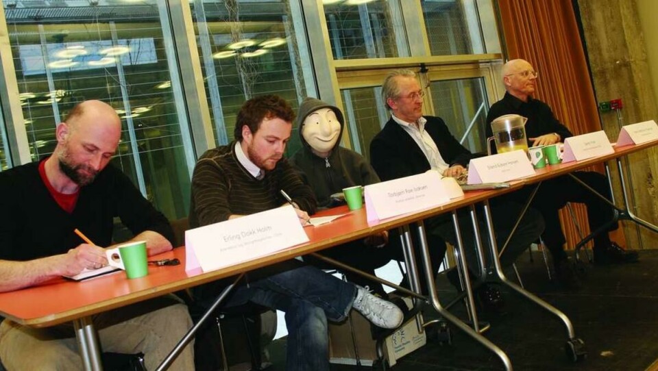 MASKE:– Det er vanskelig for dem som er ansatt på gulvet å opprettholde fasaden, eller da merkevaren, som ledelsen og designeren har kreert, sier Erlend Eidsem Hansen, representant for Adbusters (midten). Onsdag deltok han i debatt med Erling Dokk Holm, Torbjørn Røe Isaksen, Søren Yran og Hans Mathias Thjømøe.