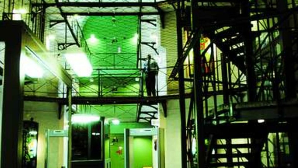 SIKKERHET: Metalldetektorer, fangevoktere og betong. Ikke akkurat HF.