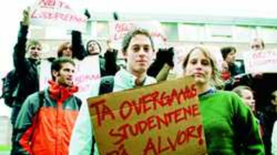 PROTEST: Psykologistudentene demonstrerte rett utenfor det ekstraordinære instituttstyremøtet på tirsdag. Deres motstand mot loddtrekning ble ikke tatt til følge.
